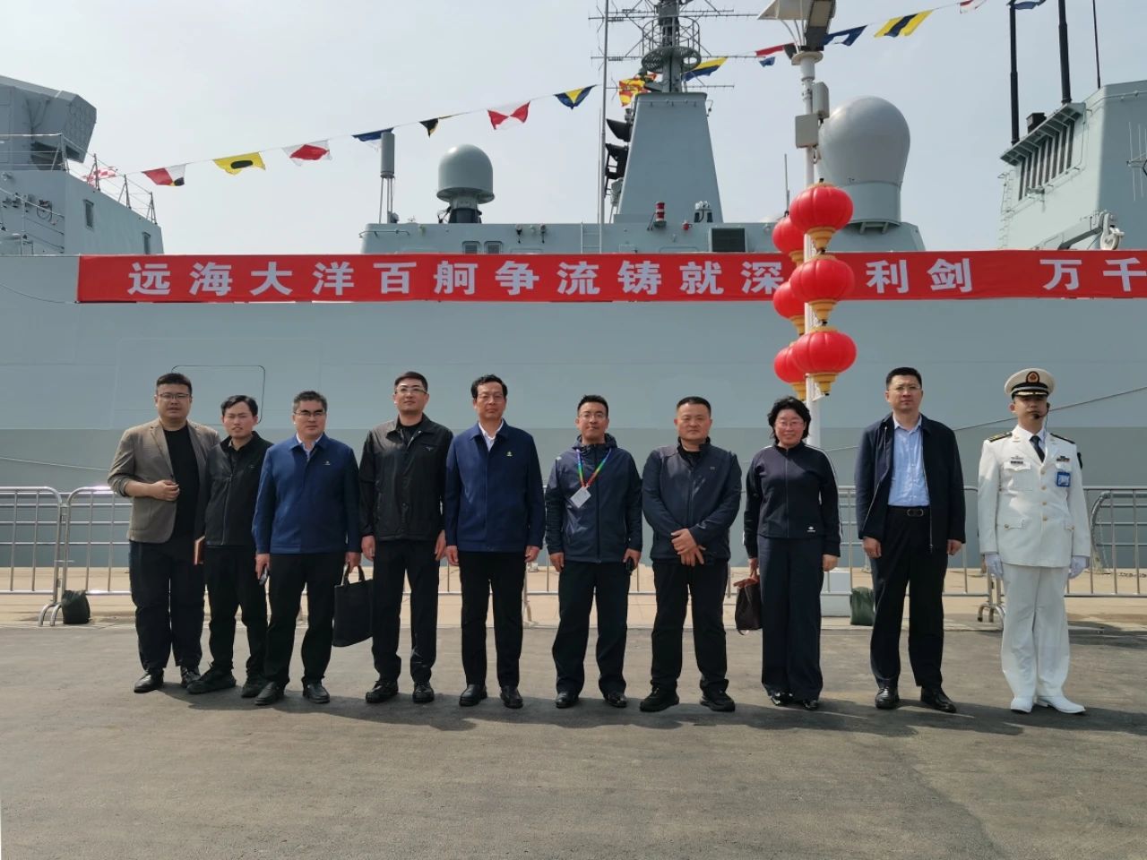 致敬海军76载辉煌征程丨西海岸新区供销社赴奥帆中心开展慰问活动